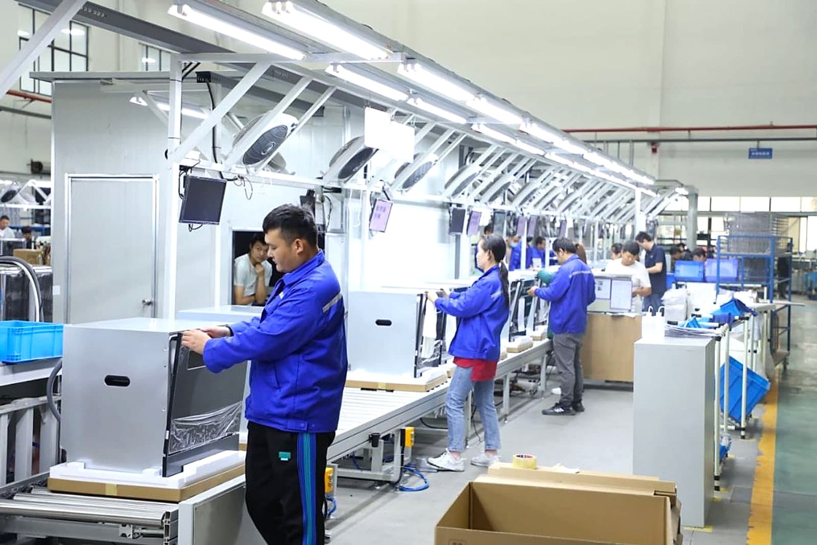Línea de montaje de lavavajillas en la fábrica de Ningbo